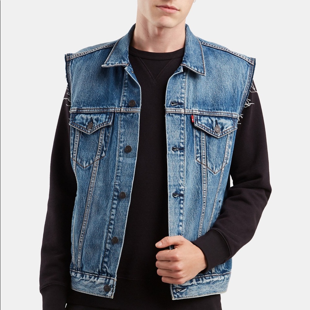 LEVI’S DENIM VEST